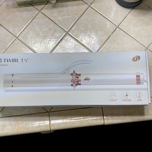 T3 TWIRL 1 1/4” Curling Iron